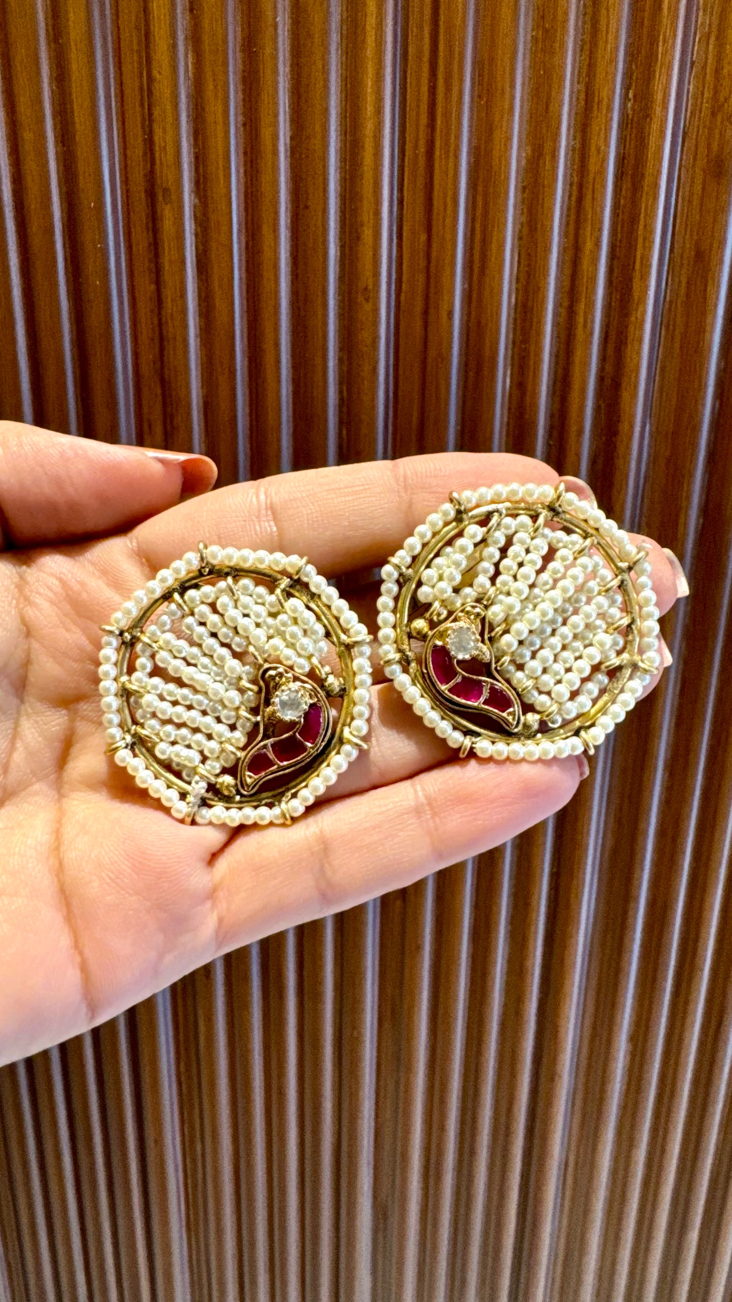 Pankhuri Studs With Earchain