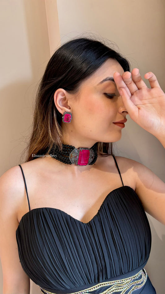 Noorika Necklace with Earrings