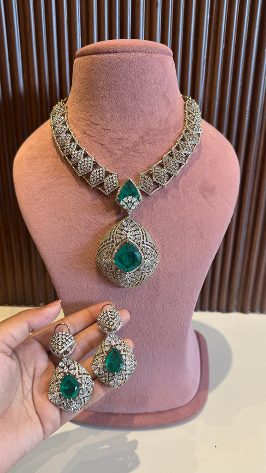 Nooraya Pendent Necklace Set