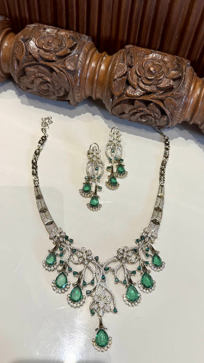 Green Daimond Necklace With Necklace