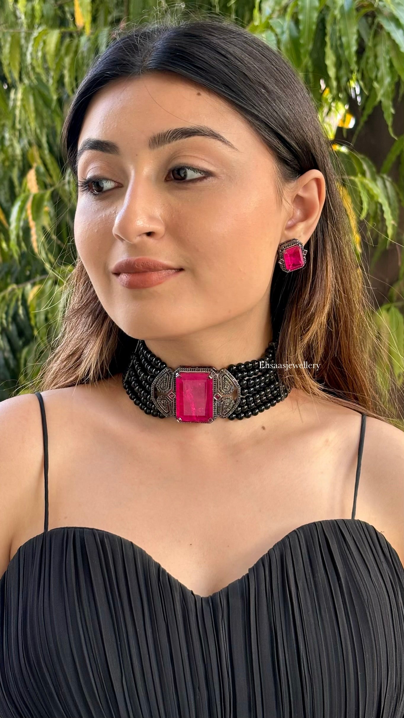 Noorika Necklace with Earrings