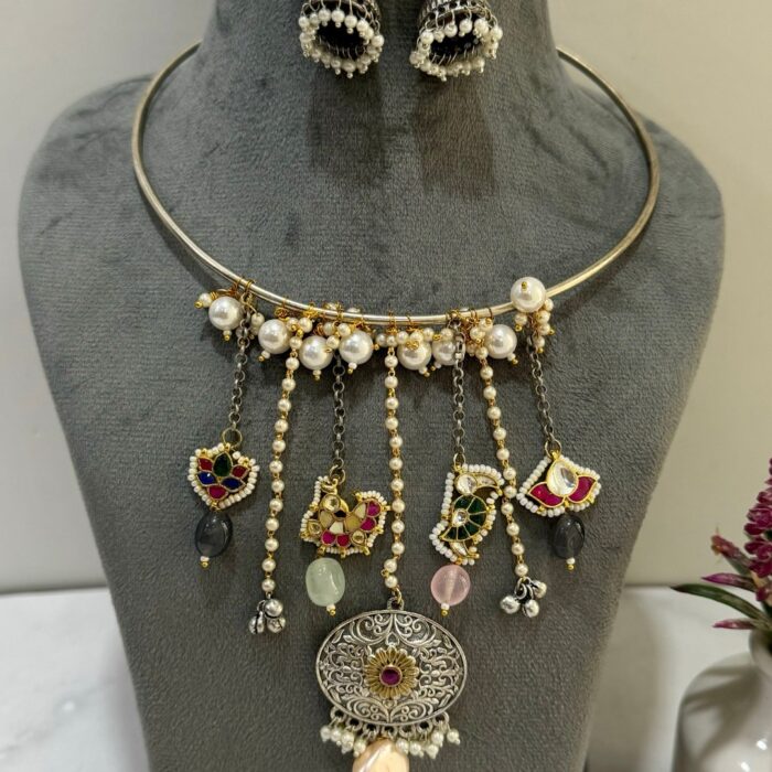 Avyana Hasli With Earrings With Pendant