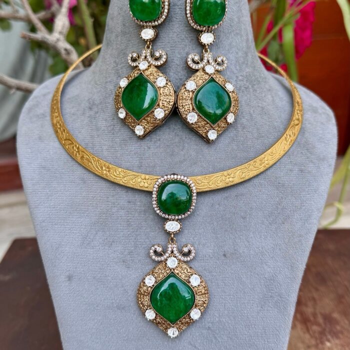 Emerald Hasli Necklace With Earrings