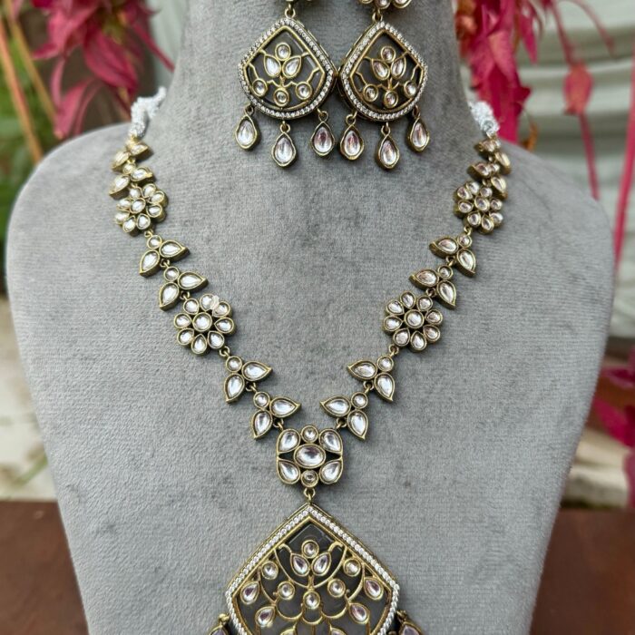Pahal Necklace With Earrings
